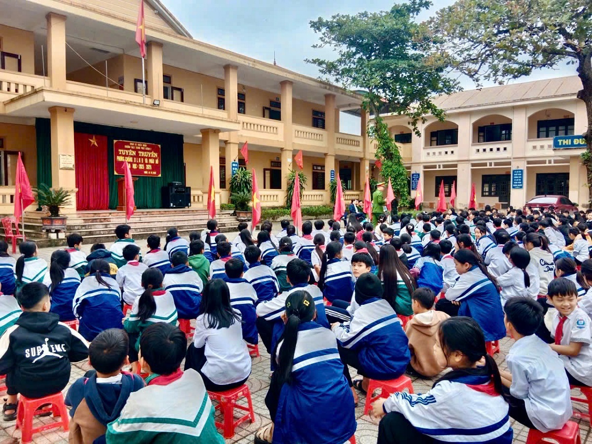 Công an xã Thiên Nhẫn tuyên truyền phòng chống bạo lực học đường và pháo nổ cho học sinh