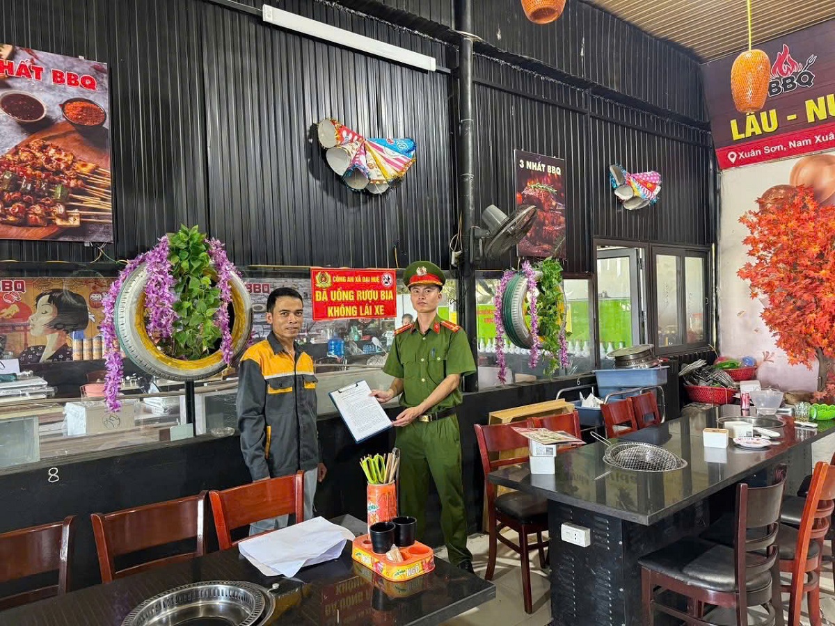 Treo băng rôn, đề nghị chủ cơ sở ký cam kết nhắc nhở khách hàng không điều khiển phương tiện khi sử dụng rượu, bia