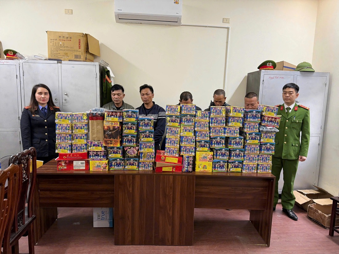 Nhóm các đối tượng buôn bán, tàng trữ hàng cấm cùng tang vật bị Cơ quan Công an bắt giữ