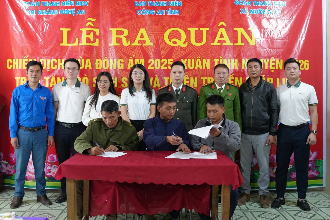 Các hộ gia đình ký cam kết nhận bò giống