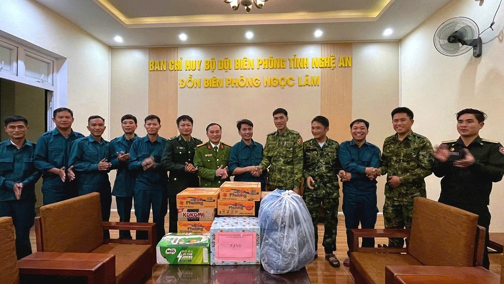 Đại đội Bộ đội Biên phòng 252 (thuộc Bộ Chỉ huy Quân sự tỉnh Bô Ly Khăm Xay, Nước Cộng hoà dân chủ nhân dân Lào thăm, chúc mừng cán bộ, chiến sĩ Đồn Biên phòng Ngọc Lâm