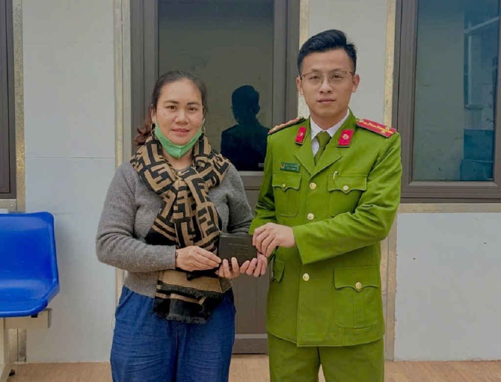 Công an xã nhận chiếc ví từ chị Vi Thị Oanh để xác minh người sở hữu 