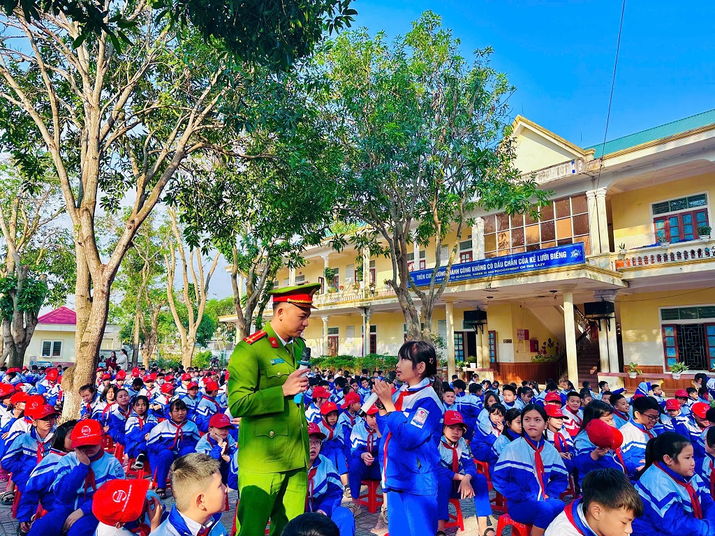 Cán bộ Công an phường Vinh Phú tuyên truyền, phổ biến kiến thức, pháp luật về ATGT, kỹ năng tham gia giao thông an toàn cho học sinh 