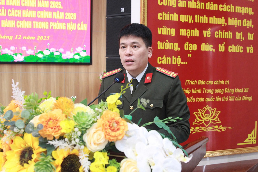 Đồng chí Đại tá Trần Hồng Quang, Phó Bí thư Đảng ủy, Phó Giám đốc Công an tỉnh phát biểu chỉ đạo tại Hội nghị