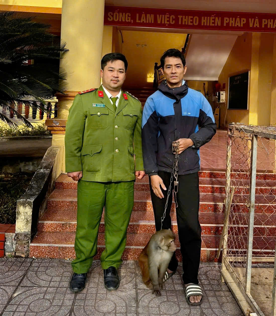 Anh Lê Khắc Cương tự nguyện giao nộp cá thể khỉ mặt mốc 