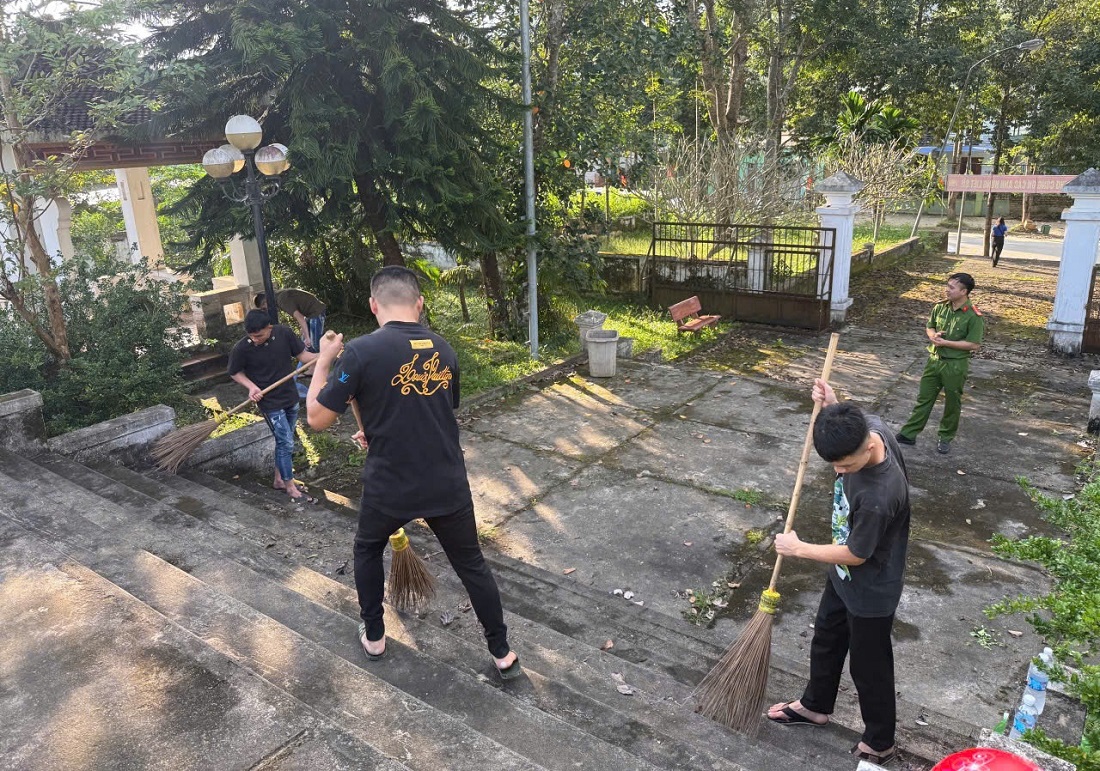 Thanh, thiếu niên tham gia quét dọn khuôn viên nghĩa trang