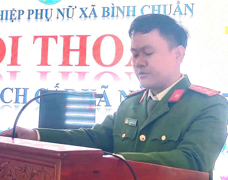 Đại diện Công an xã Bình Chuẩn tuyên truyền Luật An ninh mạng và nghị định liên quan 