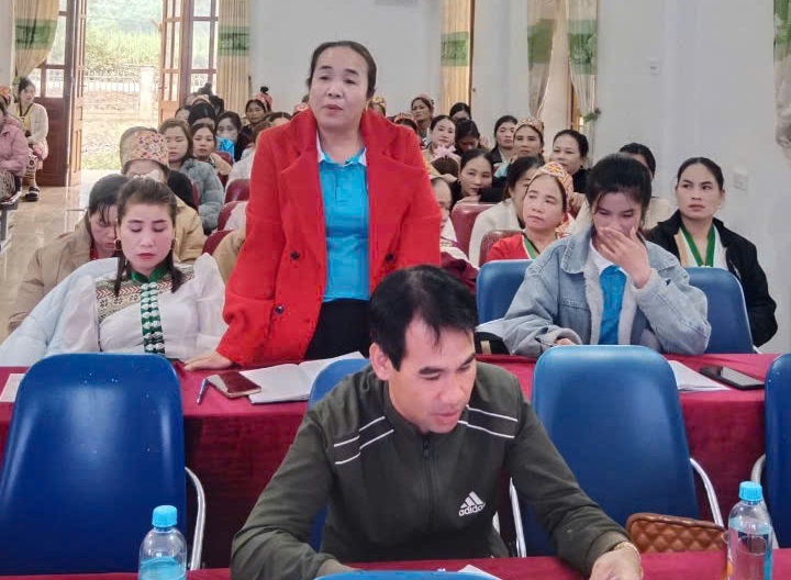 Người dân đối thoại với lực lượng chức năng