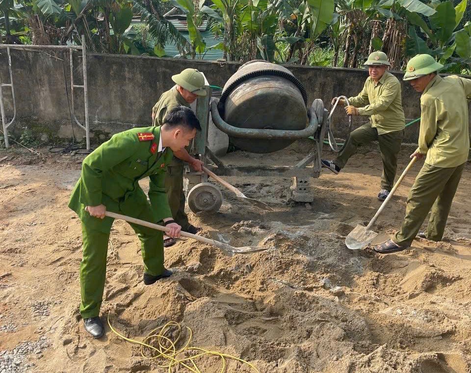 Công an xã Thần Lĩnh và Tổ an ninh trật tự cơ sở hỗ trợ ngày công xây dựng nhà cho gia đình ông Cảnh