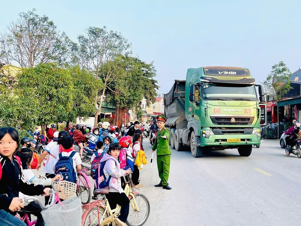 Công an xã Thần Lĩnh duy trì hiệu quả mô hình “Cổng trường an toàn giao thông”