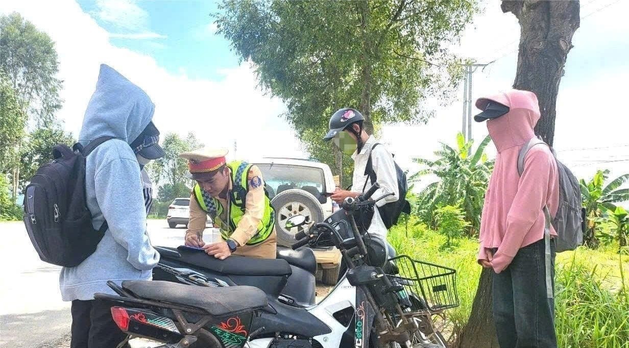 Cảnh sát giao thông Công an Nghệ An xử lý học sinh vi phạm