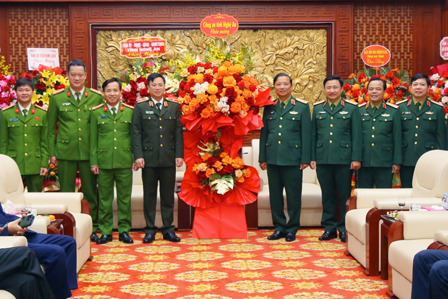 Công an tỉnh chúc mừng Bộ Tư lệnh Quân khu 4