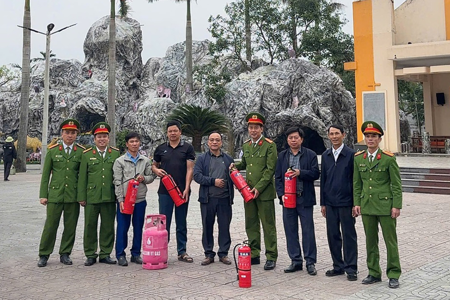 Công an xã Trung Lộc phổ biến kiến thức, kỹ năng PCCC và trao tặng bình chữa cháy cho giáo xứ