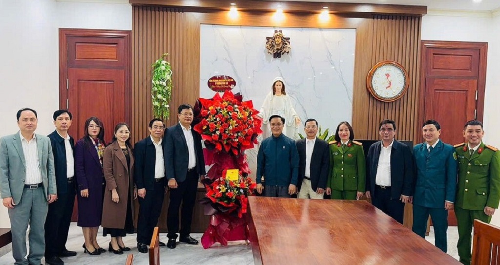 Đại diện Lãnh đạo phường Cửa Lò và Công an phường thăm hỏi, chúc mừng giáng sinh tại Giáo xứ Tân Lộc
