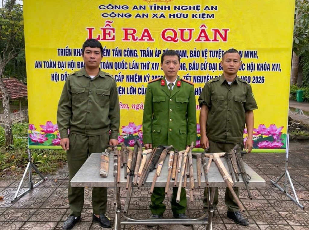Công an xã tiếp nhận, lập biên bản bàn giao vũ khí, vật liệu nổ trong đợt cao điểm