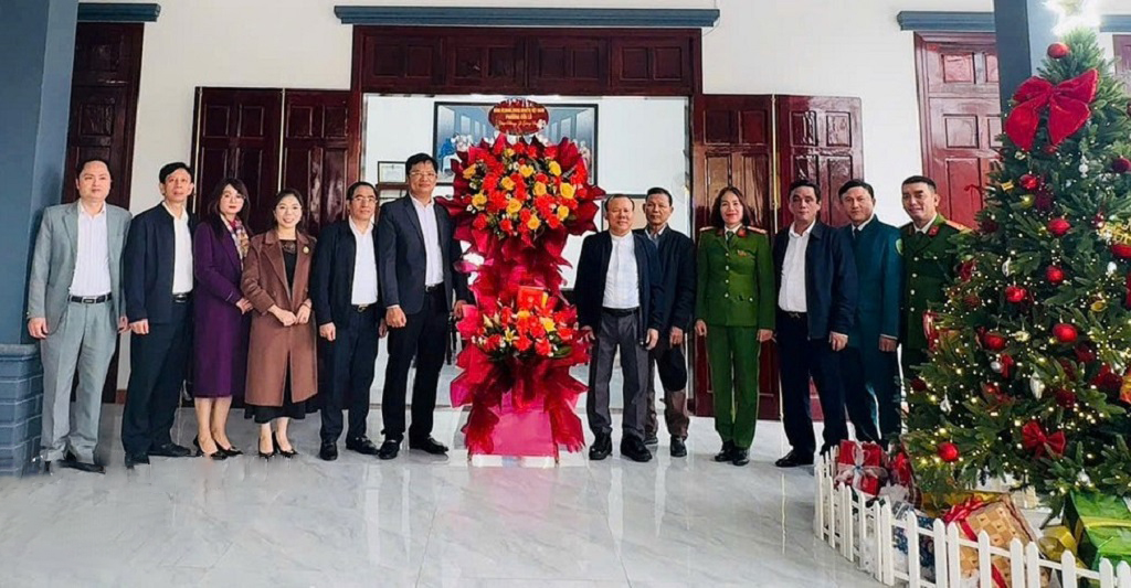 Đại diện Lãnh đạo phường Cửa Lò và Công an phường thăm hỏi, chúc mừng giáng sinh tại Giáo họ Yên Trạch