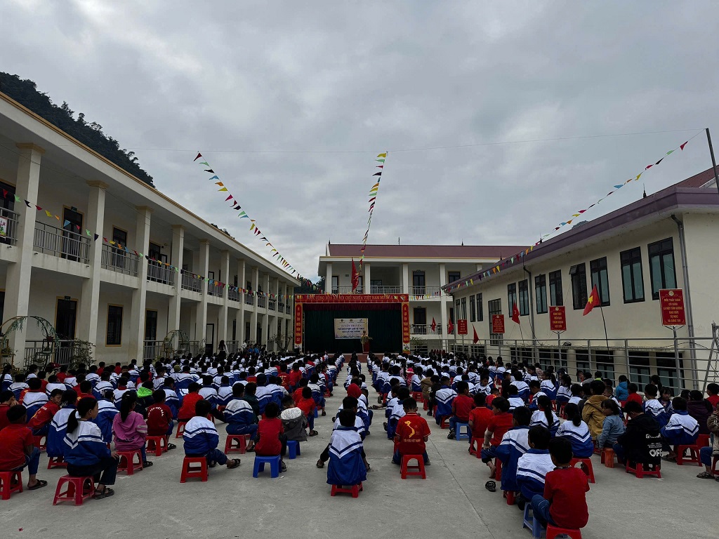 Học sinh trường THPT DTBT Tiểu học Nậm Cắn 1 lắng nghe buổi tuyên truyền