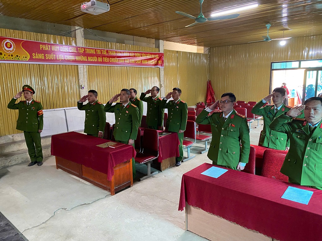 Đại biểu thực hiện nghi thức chào cờ 