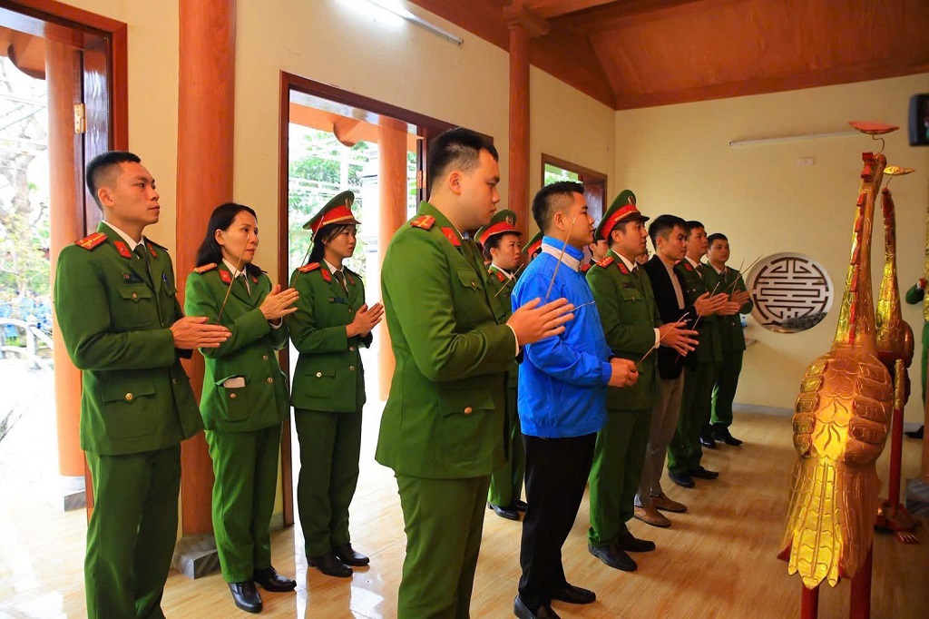 Đoàn dâng hương, dâng hoa tại Nhà lưu niệm