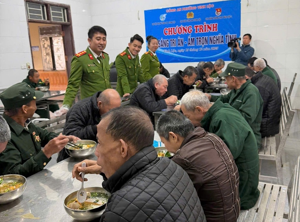 Đoàn viên, thanh niên chuẩn bị gần 100 suất ăn trao tận tay thương binh, bệnh binh và người có công với cách mạng.