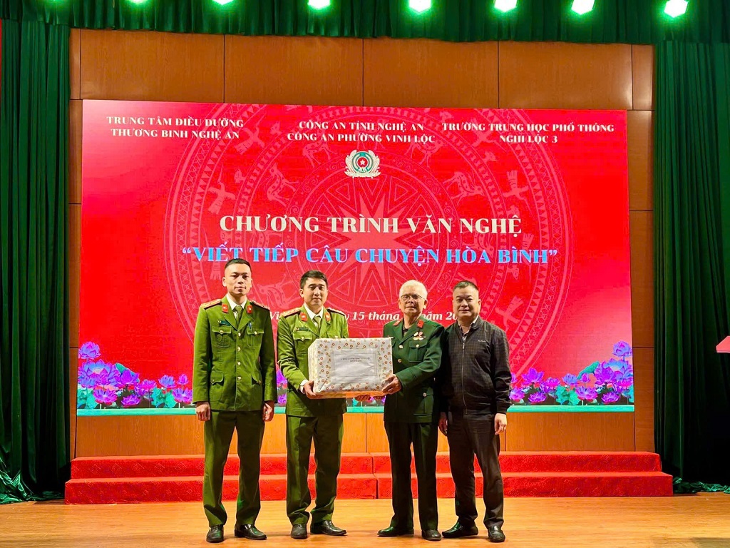 Tặng quà các bác thương binh, bệnh binh đang điều trị tại Trung tâm Điều dưỡng Thương binh Nghệ An