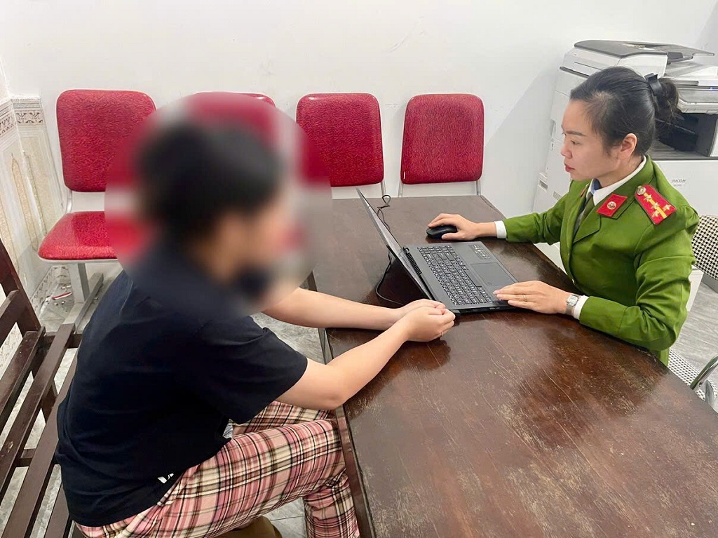 Công an phường làm việc với đối tượng P.Đ.N.