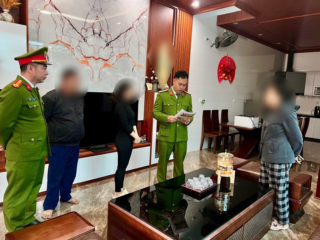 Công an phường khám xét nhà đối tượng có hành vi mua bán trái phép chất ma túy