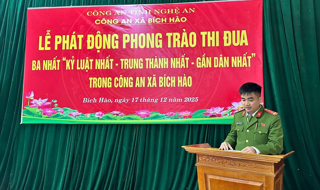 Đại diện Chỉ huy Công an xã phát biểu tại buổi lễ