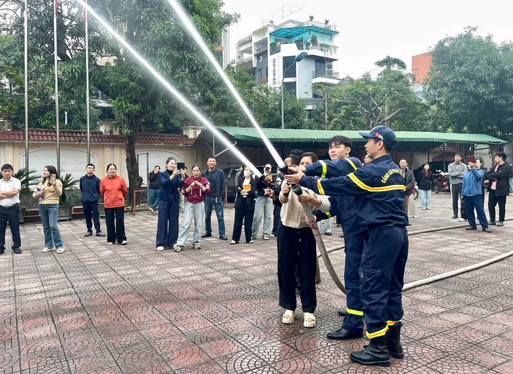 Thông qua trải nghiệm thực tế, người dân được trang bị kỹ năng xử lý ban đầu khi xảy ra sự cố cháy, nổ và tai nạn