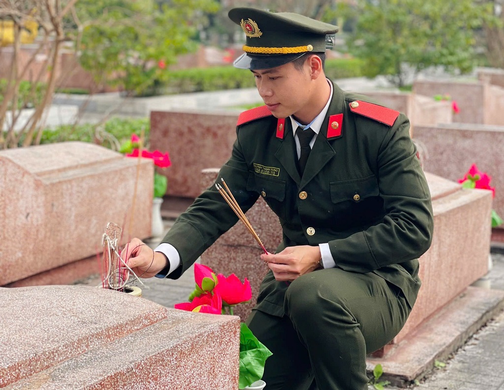 Thắp hương tại phần mộ Liệt sỹ 