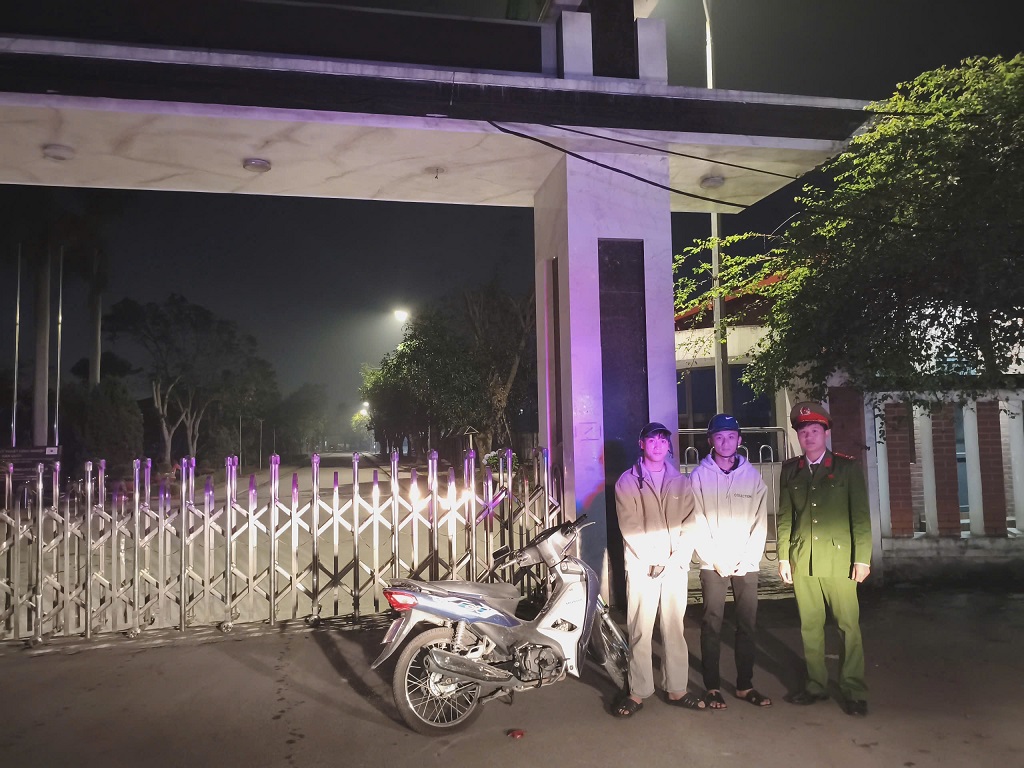 Công an phường động viên và hỗ trợ đưa người cùng phương tiện lên xe chuyên dụng chở về Trường 