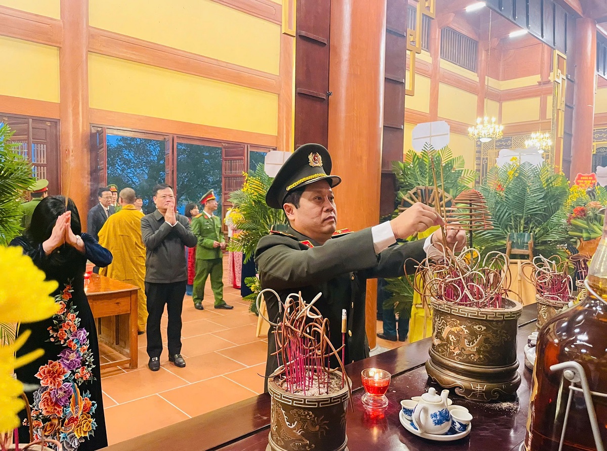 Đồng chí Thiếu tướng Nguyễn Hồng Nguyên - Phó Chánh Văn phòng Bộ Công an - Phó Trưởng Ban thường trực Ban Chỉ huy phòng thủ dân sự Bộ Công an dâng hoa, dâng hương tưởng nhớ công lao to lớn của các anh hùng, liệt sỹ