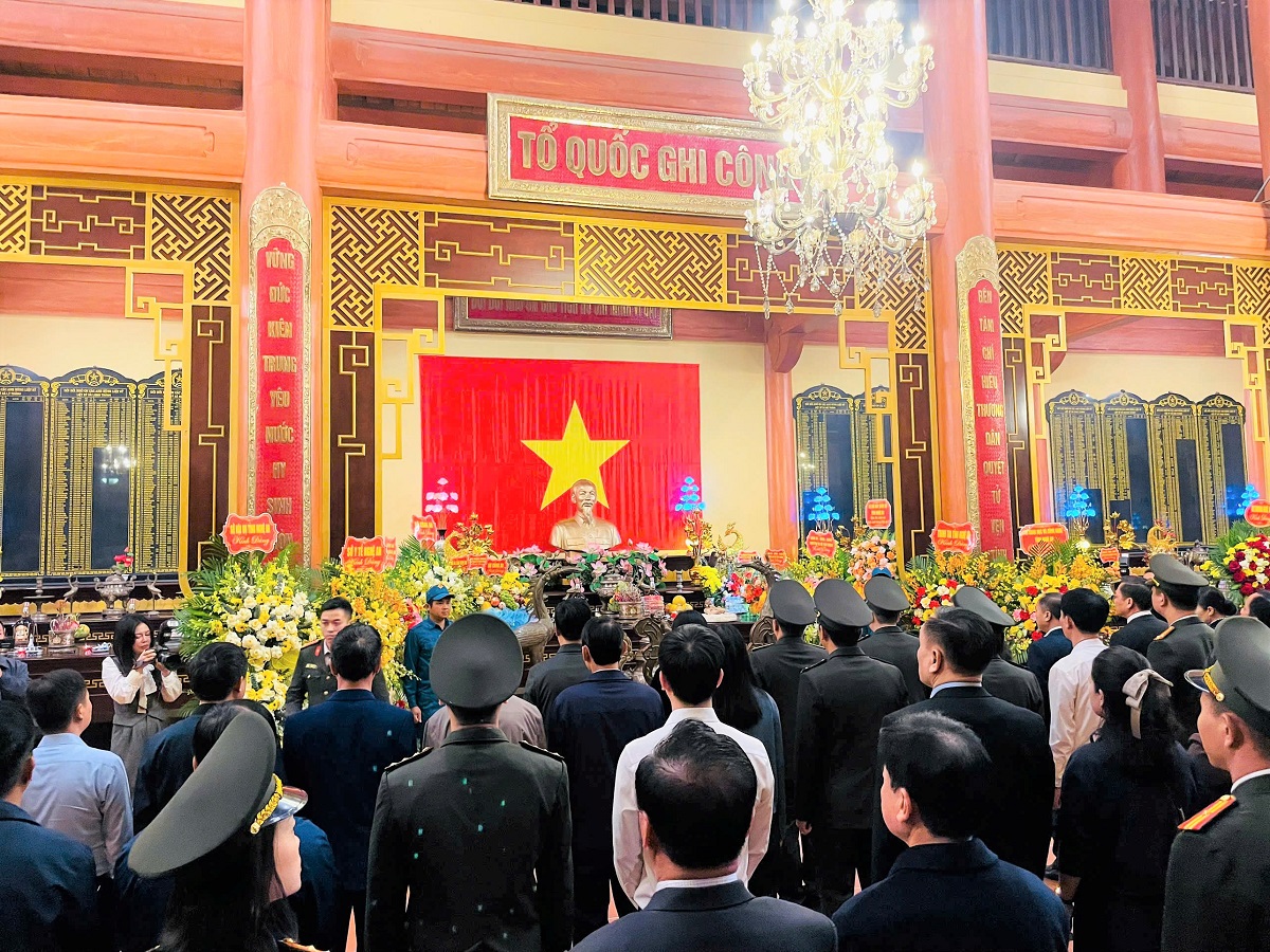 Đại biểu thành kính tưởng nhớ công lao to lớn của Chủ tịch Hồ Chí Minh và các anh hùng, liệt sỹ