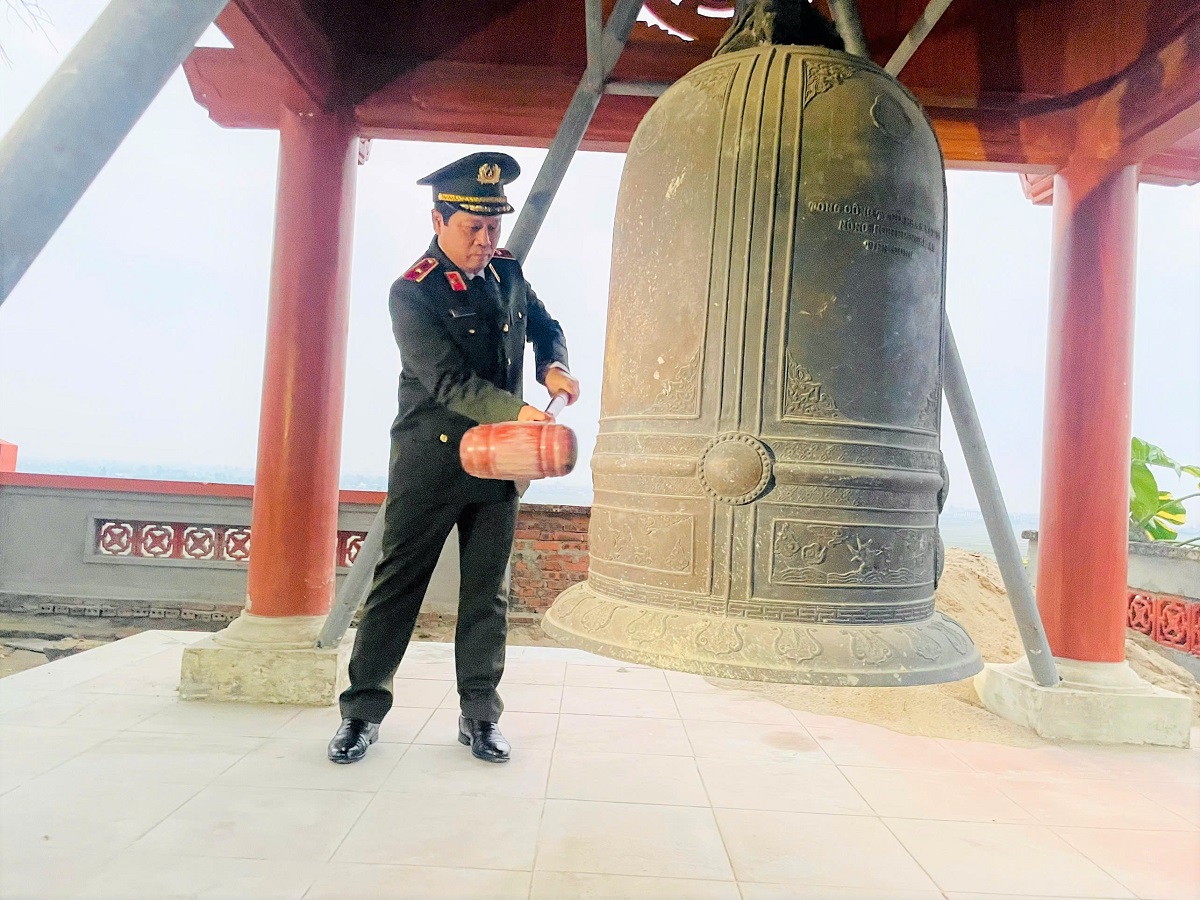 Đồng chí Thiếu tướng Nguyễn Hồng Nguyên - Phó Chánh Văn phòng Bộ Công an - Phó Trưởng Ban thường trực Ban Chỉ huy phòng thủ dân sự Bộ Công an thỉnh chuông tại Nghĩa trang Liệt sĩ Yên Thành