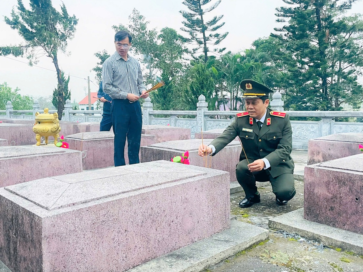 Đồng chí Thiếu tướng Nguyễn Hồng Nguyên - Phó Chánh Văn phòng Bộ Công an - Phó Trưởng Ban thường trực Ban Chỉ huy phòng thủ dân sự Bộ Công an dâng hương tại phần mộ liệt sỹ