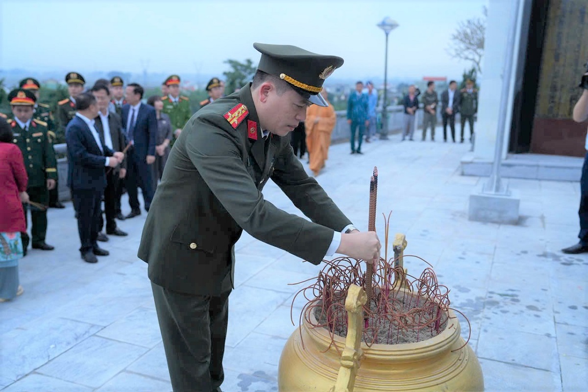 Đồng chí Đại tá Trần Hồng Quang – Phó Bí thư Đảng ủy, Phó Giám đốc Công an tỉnh Nghệ An dâng hương tri ân các anh hùng, liệt sỹ