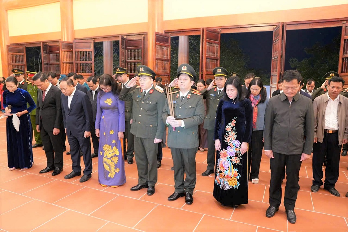 Đoàn đại biểu tưởng niệm các anh hùng, liệt sỹ