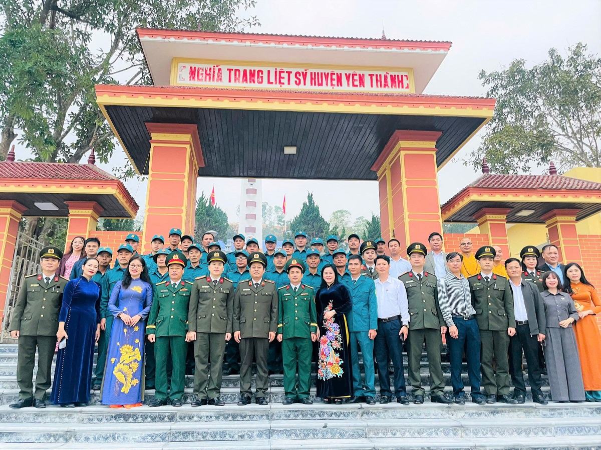 Đại biểu chụp ảnh lưu niệm 