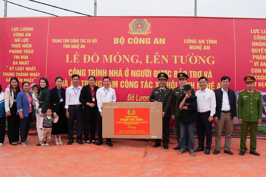 Thiếu tướng Nguyễn Hồng Nguyên, Phó Chánh Văn phòng Bộ Công an trao quà của đồng chí Thượng tướng Phạm Thế Tùng, Thứ trưởng Bộ Công an tặng Trung tâm công tác xã hội tỉnh Nghệ An