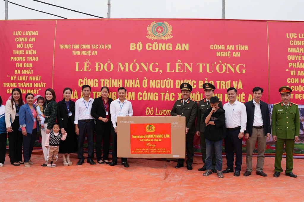 Thiếu tướng Nguyễn Hồng Nguyên, Phó Chánh Văn phòng Bộ Công an trao quà của đồng chí Thượng tướng Nguyễn Ngọc Lâm, Thứ trưởng Bộ Công an tặng Trung tâm công tác xã hội tỉnh Nghệ An