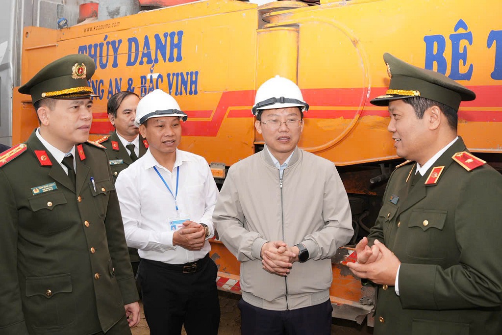 Các đồng chí: Thiếu tướng Nguyễn Hồng Nguyên, Phó Chánh Văn phòng Bộ Công an; Đại tá Trần Hồng Quang, Phó Giám đốc Công an tỉnh Nghệ An động viên đơn vị thi công