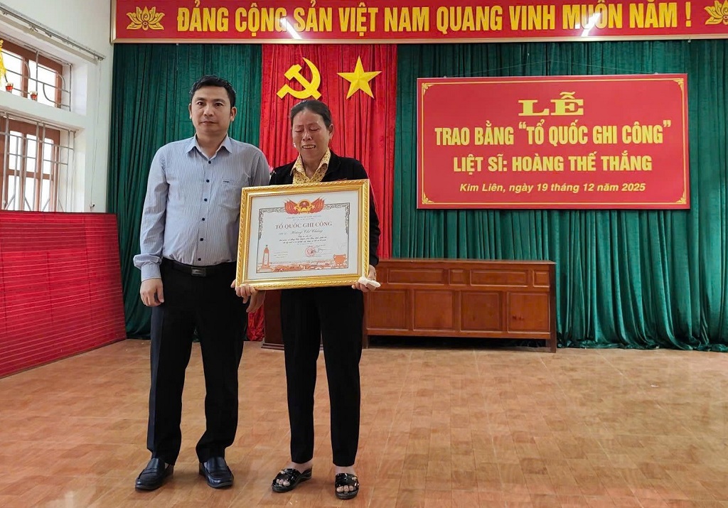 Đại diện chính quyền xã trao Bằng “Tổ quốc ghi công” cho đại diện gia đình Liệt sĩ Hoàng Thế Thắng