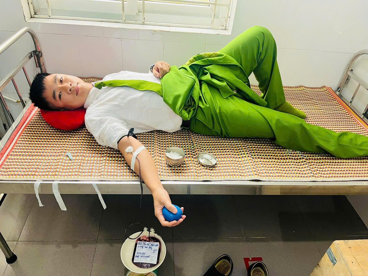 Thượng úy Đào Mậu Tấn Phát kịp thời hiến máu cứu người