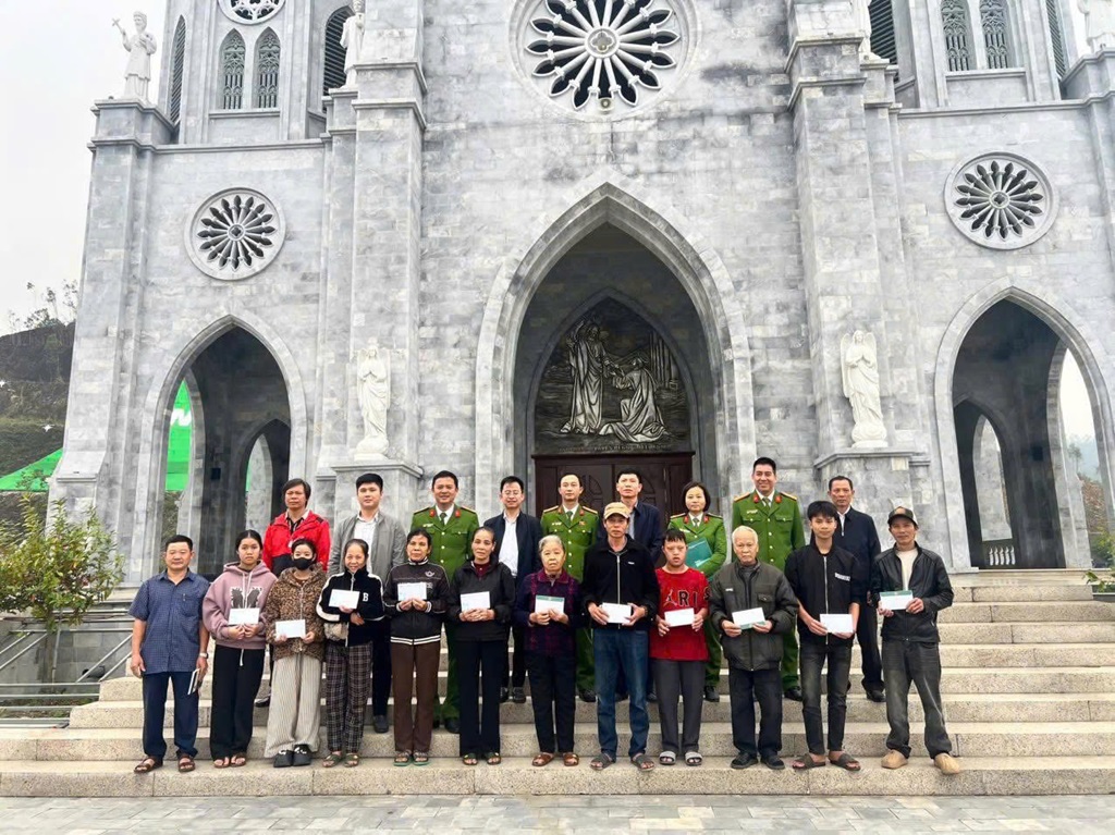 Nhiều phần quà được trao tặng 