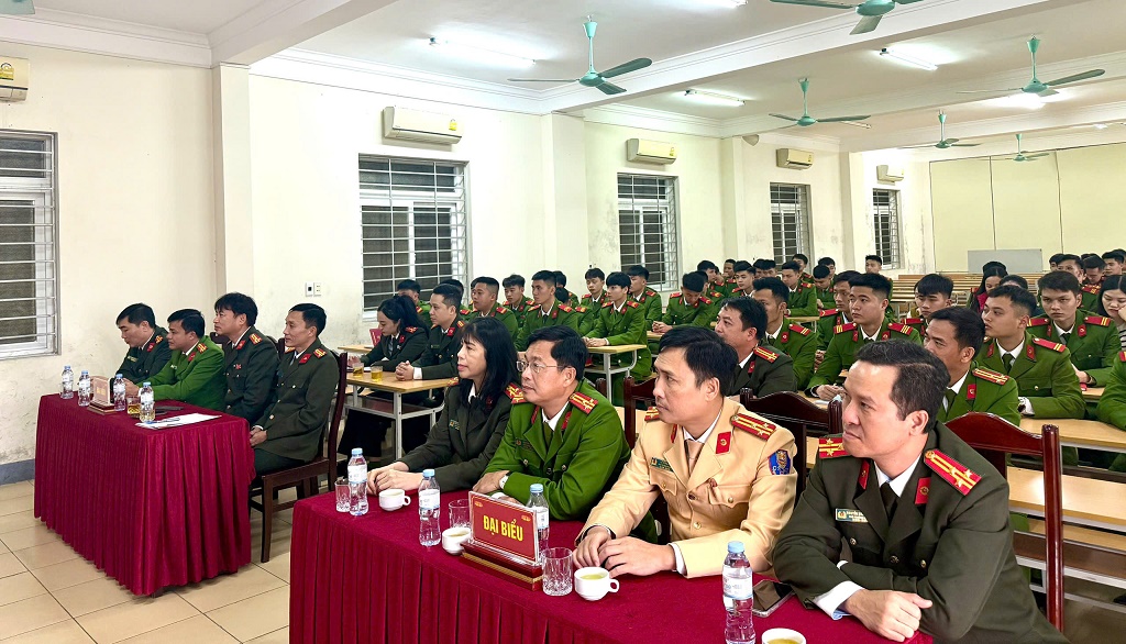  Các đại biểu và học viên tại buổi lễ