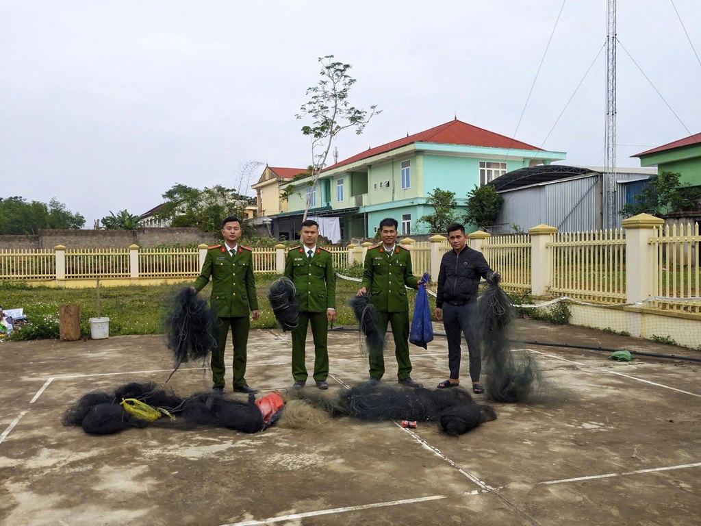 Qua rà soát, Công an xã Nghĩa Lộc phát hiện, thu giữ nhiều lưới, bẫy dùng để săn bắt chim trời trái phép