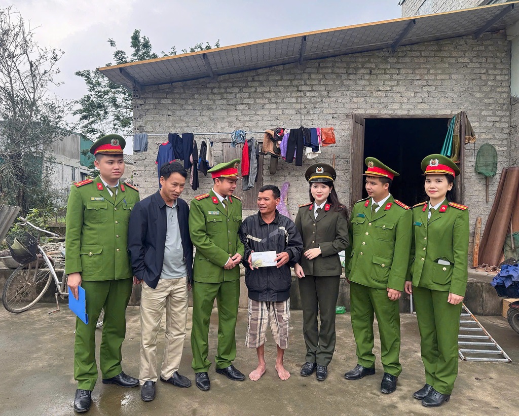 Công an xã ân cần thăm hỏi, gửi lời chúc mừng Giáng sinh tới các hộ giáo dân