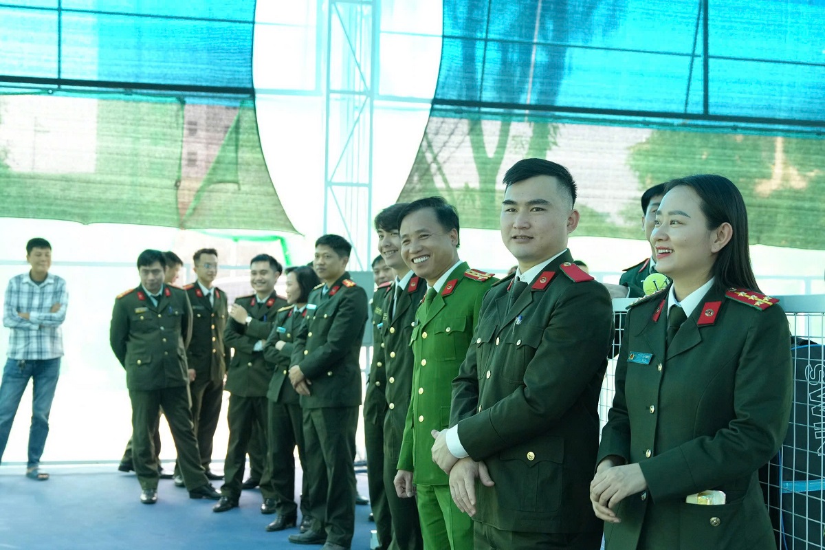 Khán giả theo dõi trận thi đấu