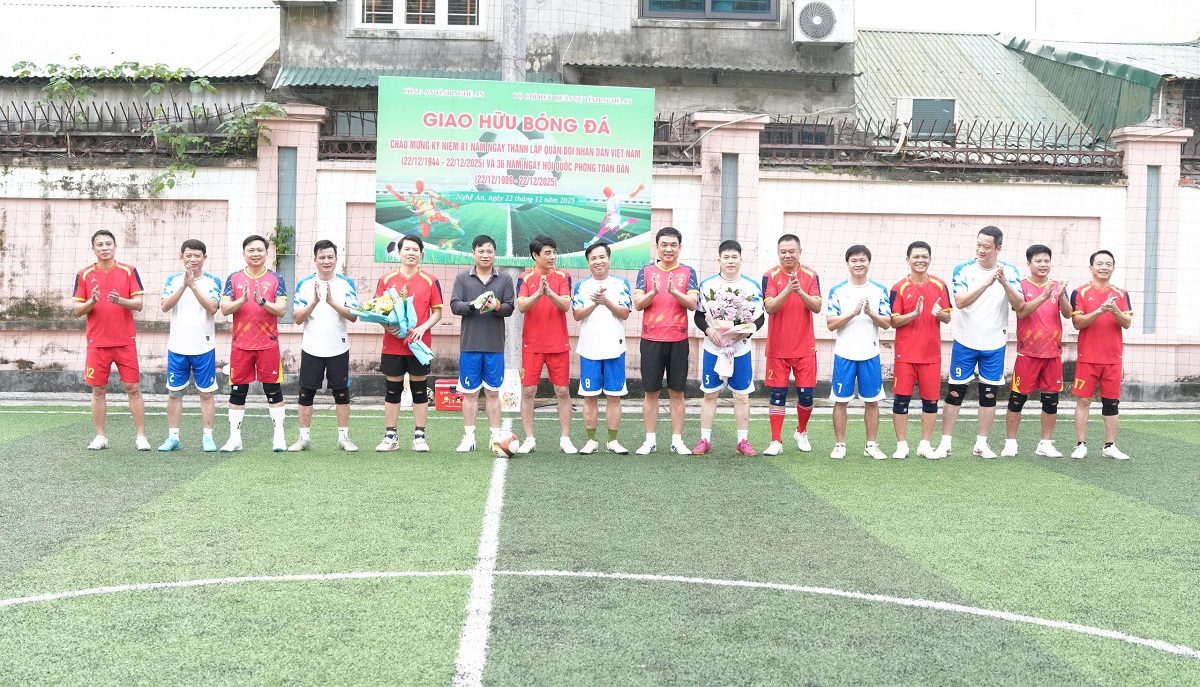 Hai đội bóng chụp ảnh lưu niệm trước trận đấu