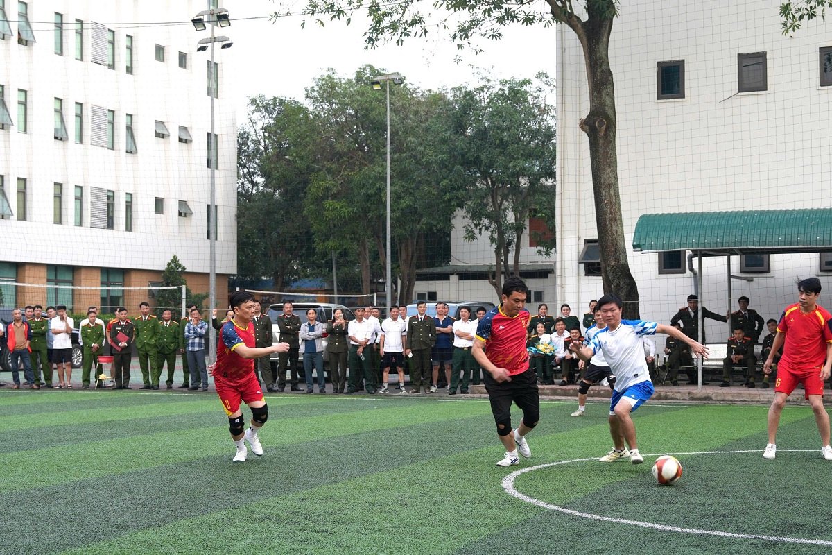 Trận bóng đá giao lưu không kém phần quyết liệt